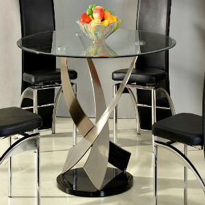 Обеденный стол из стекла