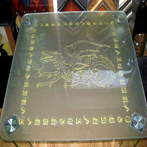 Стеклянный стол с матовым рисунком