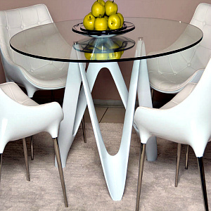 Обеденный стол из стекла