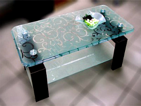 Журнальный стол из стекла