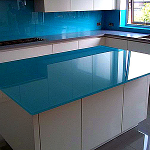 Цветные стеклянные столешницы.