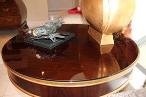 Круглое бронзовое стекло на деревянный стол