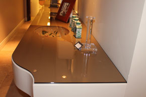 Фигурная столешница из бронзового стекла