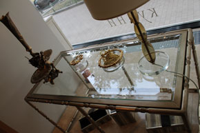 Прозрачное стекло с фацетом в деревянный стол