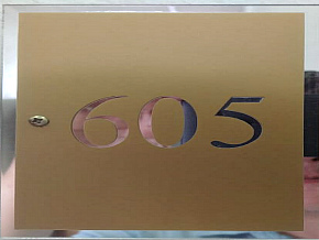 Нанесение надписей и логотипов на стекло и зеркала